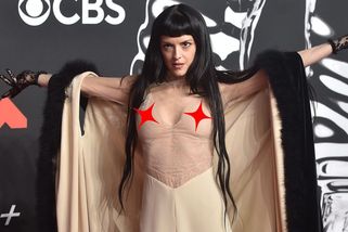 Zpěvačka ukázala ňadra na cenách MTV. Bianca Censori se může jít bodnout