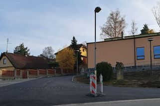 Někde udělali soudruzi chybu. Lampa uprostřed silnice na jihu Čech baví internet - Novinky