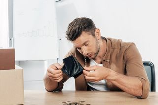 Pod hranicí důstojnosti: většina lidí pracuje na plný úvazek, ale důstojnou mzdu dostane málokdo - Médium.cz