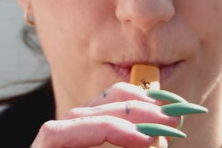 Špatná zpráva pro kuřáky: Cigarety v Česku zdraží. Schillerová promluvila o nastavení cen
