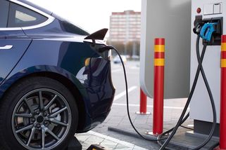 Vzduch v okolí rychlonabíječek elektromobilů je nečekaně špinavý, zjistila studie - Novinky