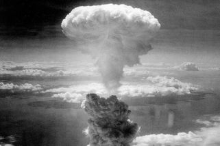 Vlastnoručně donesl bratříčka do krematoria. Malý chlapec z Nagasaki se stal symbolem válečných hrůz - Médium.cz