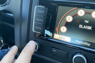 Autorádio má jednu „kouzelnou“ funkci a řidiči ji přesto ignorují. K čemu tlačítko AF slouží a proč je důležité?