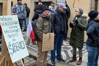 Šibenice u Sněmovny popudila poslance. „Opravdu chtějí někoho věšet?“ - Seznam Zprávy