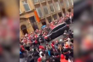 V Liverpoolu najel řidič do davu slavících fanoušků, 27 zraněných včetně dětí - Novinky