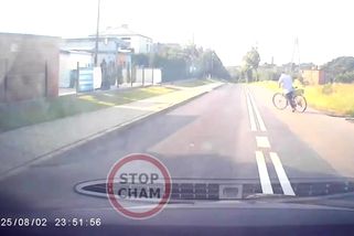 Střešní nosič kol přestal nosit a řidiči na dálnici museli začít hrát kličkovanou | Mistři volantu