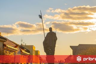 Rozbité chodníky v Příbrami čeká změna. Město přidá i problémový úsek u Václaváku