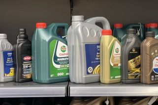 180 Kč vs. 560 Kč. Za litr motorového oleje zaplatíte v supermarketu třikrát míň než na čerpačce