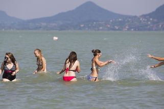 U Balatonu ji zasáhla voda z fontány a lidé zírali a zlomyslně se smáli. Žena žádá po městu odškodné - Novinky