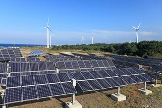 Vědci přišli na nový způsob výroby elektřiny pro domácnost. Funguje 24/7, v interiéru i venku, ve dne i v noci