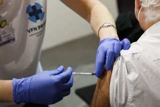 Proti covidu se stále očkují stovky zájemců - Novinky