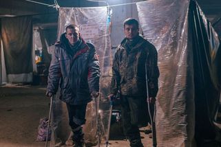 Nářek, špína a pach hniloby: V Azovstalu je v otřesných podmínkách 600 raněných - Novinky