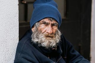 Bezdomovec po mně chtěl peníze na rohlík. Když jsem mu nabídla, že mu ho koupím, sprostě mi nadal - Médium.cz