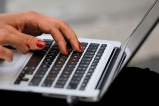 Dezinformační weby odblokujeme, hrozí sdružení - Novinky