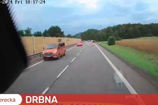 Video liberecké záchranky. Řidič před sanitkou vjel do záchranářské uličky