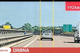 Kolem Hradce Králové rychlostí téměř 200 km/h. Na místě přišel o papíry