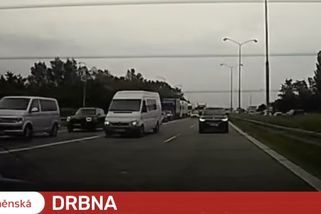 Muž si uřízl prsty a spěchal do nemocnice. Policie ho protáhla hustým provozem