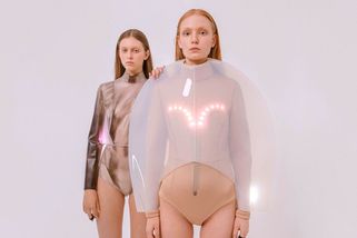 Polská módní návrhářka vytvořila oblečení měnící se podle nálady - Novinky