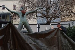 Socha s údem v Opavě pobuřovala, zakryli ji - Novinky