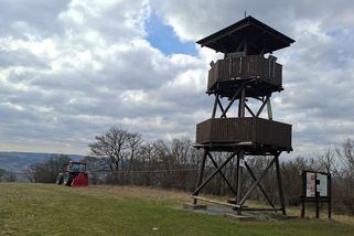 Oblíbenou rozhlednu na Malém Chlumu strhl traktor. Dřevěná věž po dvaceti letech zetlela - Novinky