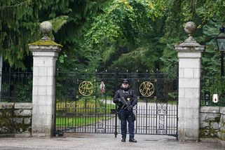 BBC kvůli zdraví královny přerušila pravidelné vysílání, redaktoři jsou v černém - Novinky