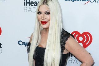 Donna z Beverly Hills vypadá před padesátkou jako teenagerka: V mini topu ukázala ploché bříško i kupu svých dětí - Super.cz