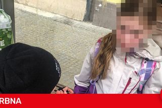 Holčička stála na rušné zastávce a kolabovala. Stěžovala si na silnou bolest břicha