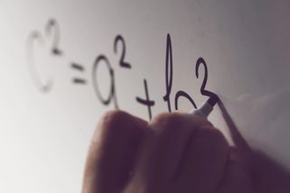 Češi se Pythagorovu větu učí ve škole. 3 500 let stará tabulka ale zcela mění známý příběh