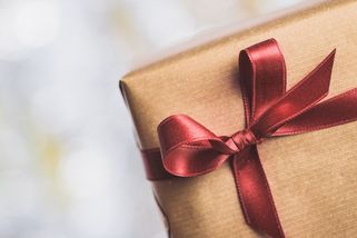 K odchodu do důchodu mi zaměstnavatel dal dárek za dvě stovky. Kolegové se za šéfa styděli se mnou - Médium.cz