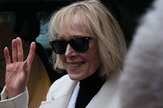 Soud nařídil Trumpovi zaplatit novinářce skoro dvě miliardy za pomlouvání - Novinky