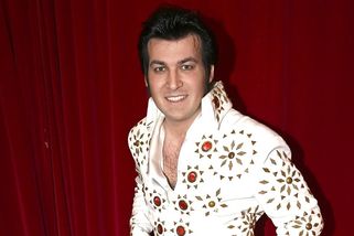 Že vypadá jako Elvis Presley, slýchal tenhle zpěvák už jako malý kluk