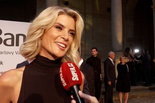 Nikdy neměla takhle vysoký rozparek! Iveta Lutovská překvapila ve Varech pořádně odvážným modelem