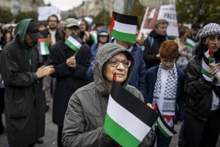 V Praze vlály palestinské vlajky. „Nejsme Hamás,“ říkají demonstranti - Seznam Zprávy