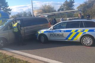 Auto plné migrantů ujíždělo ve Zlíně policistům - Novinky