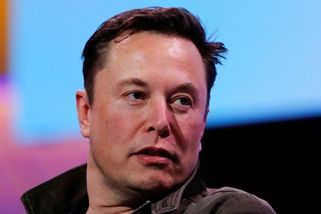 Muskovi vadí „daň z internetu“. Applu hrozí válkou - Novinky