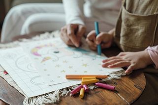 Dcera ze školky přinesla kresbu „nového kamaráda“. Když jsem postavu poznala, okamžitě jsem zamkla - Médium.cz