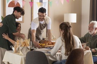 Na fotce z oslavy babičky jsem si všimla smsky v mobilu: kvůli tomu jsme přerušili kontakt s rodinou - Médium.cz