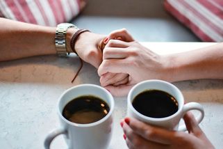 Dovolená měla být relax. Skončila hádkou o to, kdo zaplatí kávu - Médium.cz