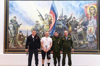 „Jsme Rusové, Bůh je s námi.“ Fotky z výstavy namalované na míru Kremlu - Seznam Zprávy