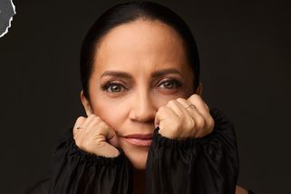 GLOSA: Bačkory místo neposlušných tenisek. Lucie Bílá se stala matkou národa v papučích