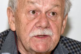 Karel Šíp vypráví za naše peníze hloupé hospodské vtipy - Médium.cz