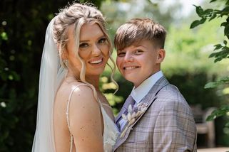 Britka sdílela svatební fotky s partnerkou: Jsi pedofilka, líbáš malého kluka, pustili se do ní hateři - Super.cz