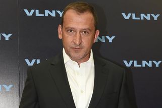 Pod obleky skrývá dobře vypracované tělo: Martin Hofmann se ve fitku pochlubil bicáky - Super.cz