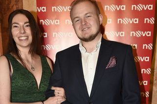 Syn Bartošové na premiéře seriálu Iveta: Artur dorazil s přítelkyní a s ochrankou - Super.cz