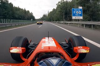 Na dálnici D4 se proháněla červená formule - Novinky