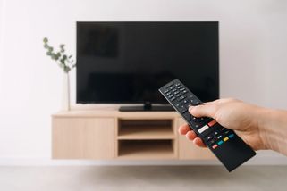 Nejhorší chyba českých obýváků: Televize na tomhle místě podle odborníků kazí zážitek i náladu