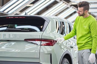 Takovou průměrnou výplatu můžeme jen závidět: Škodovka opět zvýší platy a navíc připravila zaměstnancům speciální odměny - Garáž.cz