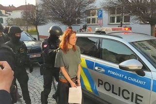 Chytrá holka, jak mohla tak zblbnout? diví se sousedé dívky obviněné z terorismu. Rodiče jsou zdrcení - Novinky