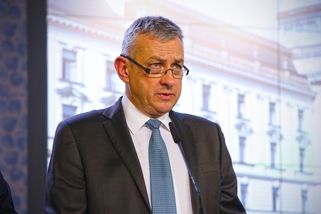 Za pár týdnů po tobě pes neštěkne. Topolánek ostře...