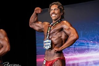 Schwarzeneggerův syn vyhrál svou první kulturistickou soutěž
